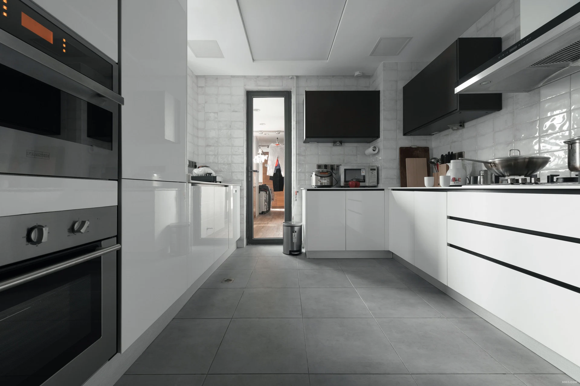 Clean Lines for Modern Living — American-style cabinetry by Vamaylo